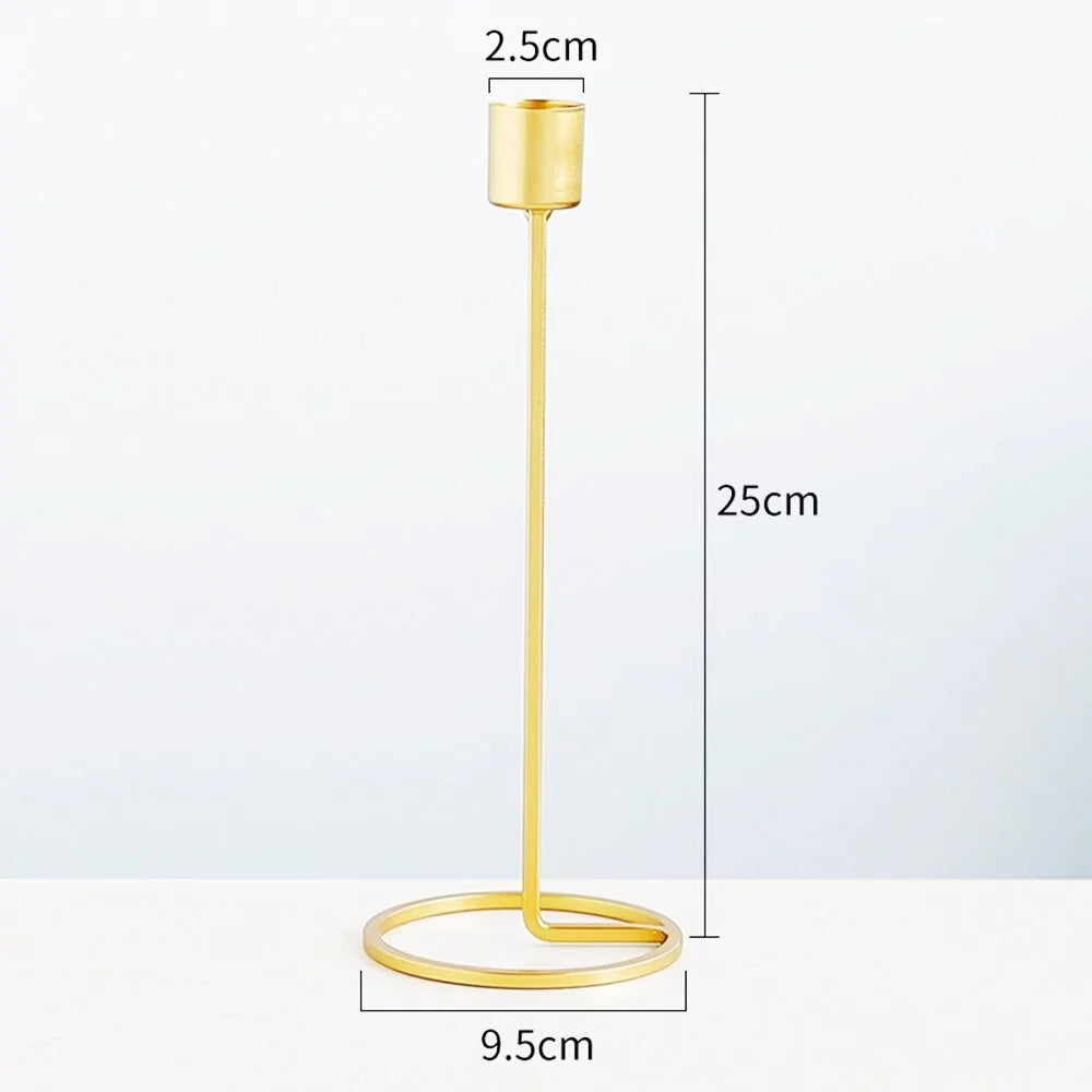 حاملات الشموع المعدنية الذهبية: ديكور أنيق لحفلات الزفاف والمناسبات